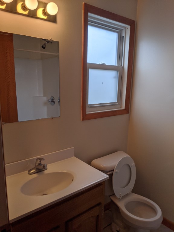 Bath off front bedroom